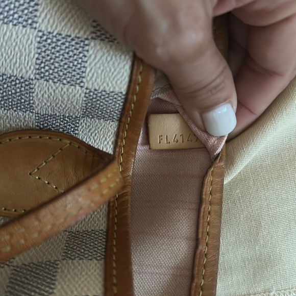 The Neverfull MM tote unites timeless design with heritage details. - Picture 16 of 17